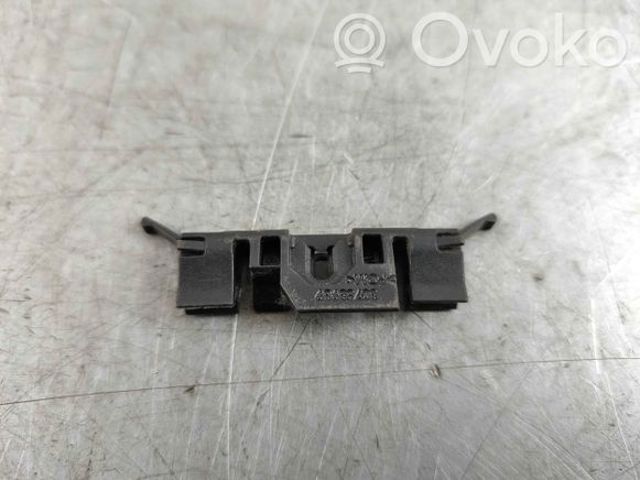 VOLVO 30753989 Пистон (клип) крепления молдинга лобового стекла в наличии Львов