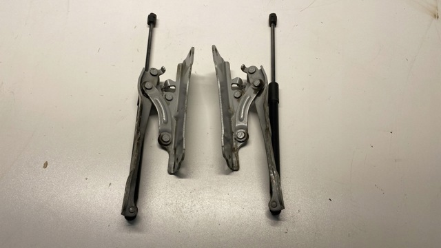 Правая петля капота  79120D4010 HYUNDAI