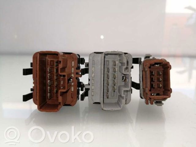 RENAULT 8200315040 Кнопочный блок управления стеклоподъемником передний левый в наличии Ужгород