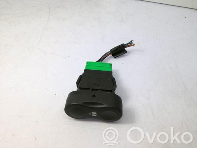 RENAULT 8200870250 Выключатель центрального замка в наличии Харьков