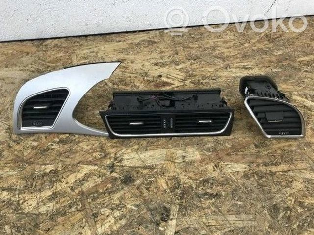 Решетка вентиляции салона на "торпедо" 8T1820951C VAG