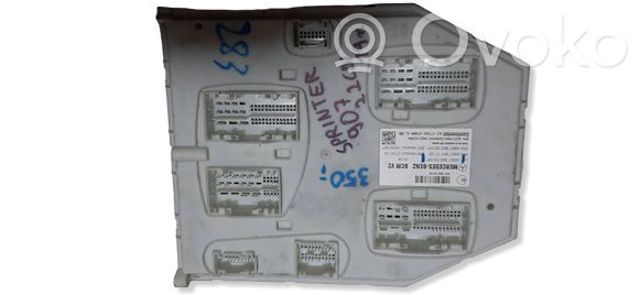 MERCEDES 9079000305 Суппорт радиатора нижний (монтажная панель крепления фар) в наличии Ирпень