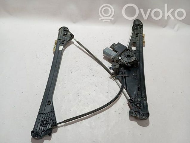 Стекло пассажирской двери 9811413680 PEUGEOT