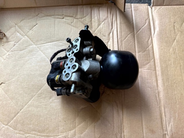 Блок клапанов регулируемой подвески, передний A2213200258 MERCEDES