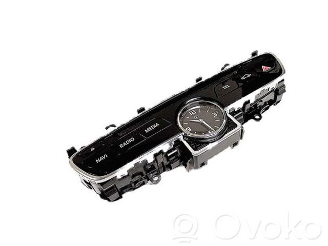 Часы в салон, на панели A2228270300 MERCEDES