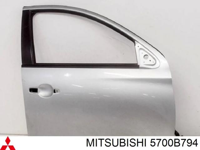 Пассажирская передняя дверь 5700B794 MITSUBISHI