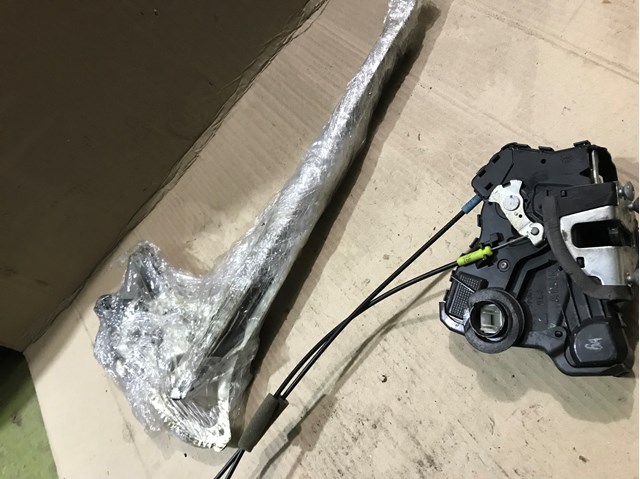 Замок передней левой двери 690400C050 TOYOTA
