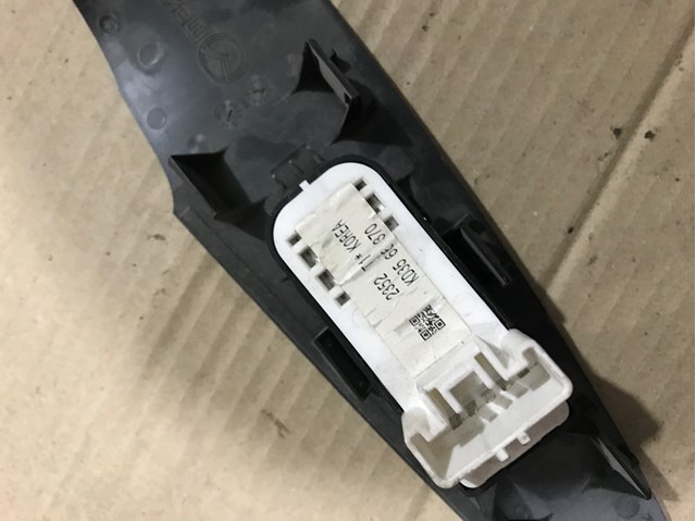 MAZDA KD3566370 Кнопочный блок управления стеклоподъемником передний правый в наличии Ужгород