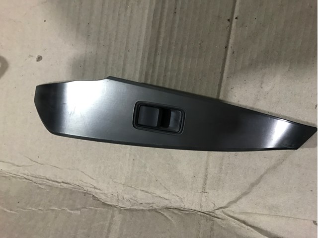 Кнопки переднего правого стеклоподъёмника KD3566370 MAZDA