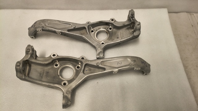 Кулак поворотный передний правый 104431600E Tesla Model