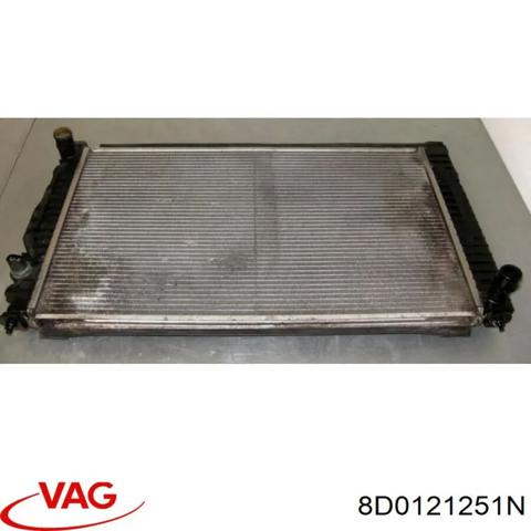 Радиатор охлаждения двигателя 8D0121251N VAG