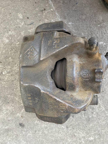 Суппорт тормозной, передний, правый 410018218R RENAULT