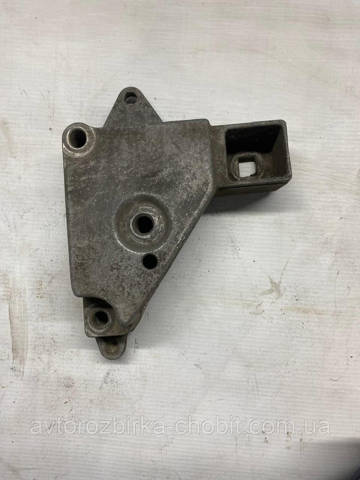 Кронштейн подушки (опоры) двигателя, правой 7700432410 RENAULT