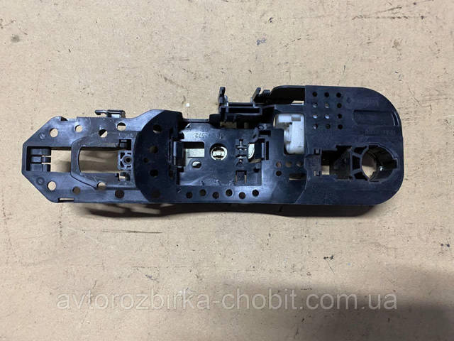 Держатель наружной ручки двери, передней правой 806060041R RENAULT