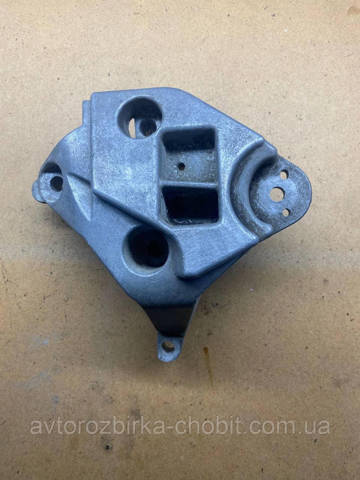Кронштейн подушки (опоры) двигателя, правой 8200101849 RENAULT