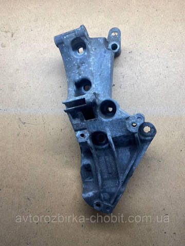 Кронштейн генератора 8200327134 RENAULT