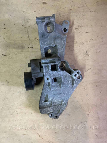 Кронштейн крепления генератора 8200669495 RENAULT