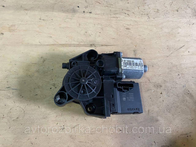 Моторчик стеклоподъемника двери задней, правой 827300005R RENAULT