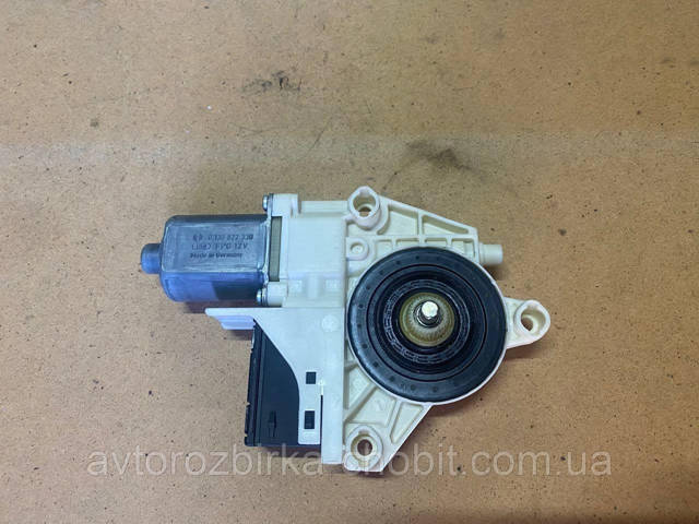 Мотор стеклоподъемника двери задней, левой 827310001R RENAULT