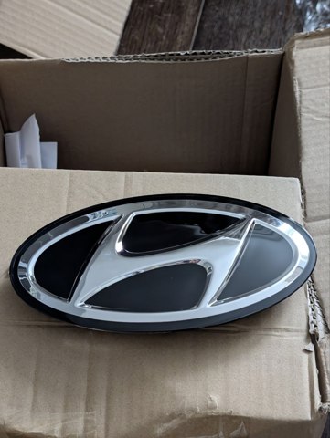 Фирменный значек решетки радиатора 86310G8100 HYUNDAI
