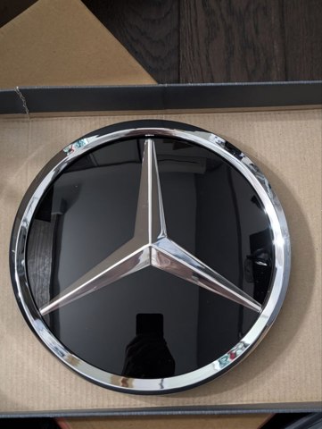Кронштейн эмблемы решетки радиатора A0008880011 MERCEDES