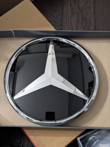 Эмблема на решетку радиатора A0008880111 MERCEDES