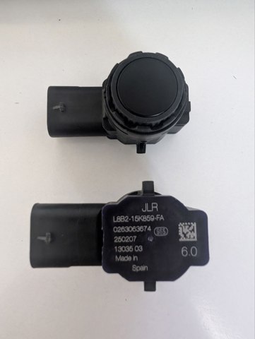 Кронштейн датчика парктроника, передний боковой LR153157 LAND ROVER