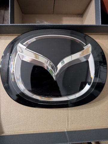 Эмблема капота TK7951730 MAZDA
