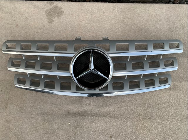 Решетка радиатора 1648880923 MERCEDES