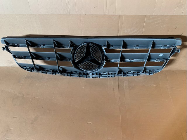 2048800023 MERCEDES Решетка радиатора купить в Запорожье