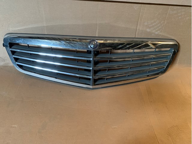 Решетка радиатора 2048801283 MERCEDES