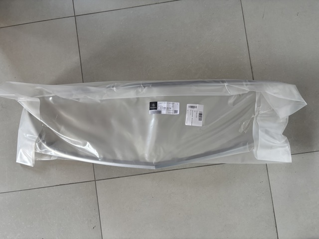 MERCEDES A2128852574 Накладка (рамка) решетки радиатора в наличии Ровно