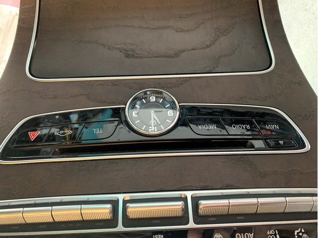 Часы в салон, на панели 2138270070 MERCEDES