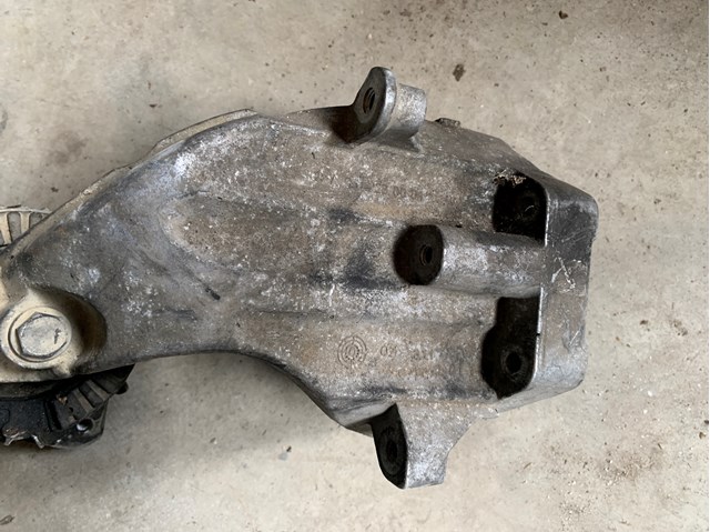 Кронштейн подушки (опоры) двигателя, левой 6512230004 MERCEDES
