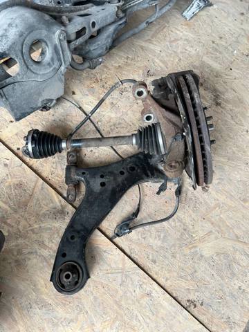 Рычаг передней подвески нижний левый 480690R050 TOYOTA