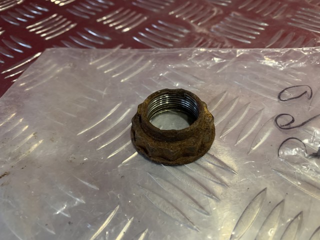 Гайка шестигранная ступицы 33411133785 BMW