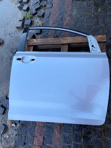 Пассажирская передняя дверь 6700108070 TOYOTA