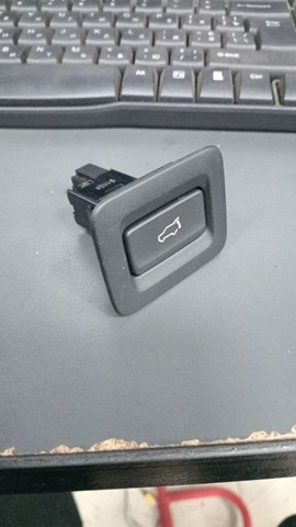 MAZDA TK4866LR0 Кнопка привода замка крышки багажника (двери 3/5-й (ляды) в наличии Ирпень