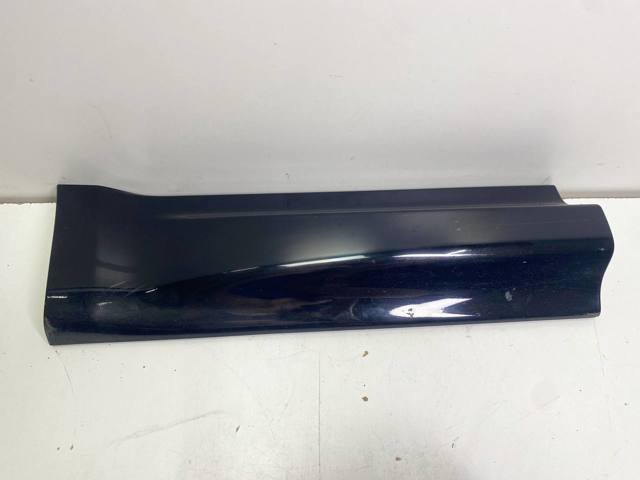 Накладка задней правой двери, нижняя LR044134 LAND ROVER