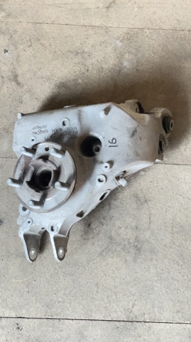 Кулак поворотный левый LR087650 LAND ROVER