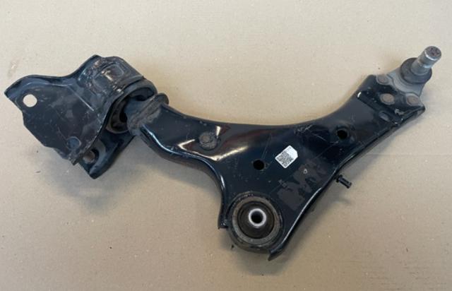 Левый рычаг передней нижней подвески LR096362 LAND ROVER