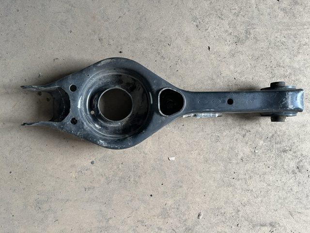 Рычаг задней подвески поперечный, правый 552202S000 HYUNDAI