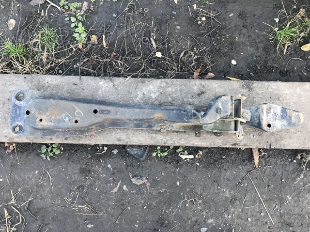 Балка крепления двигателя 11240AV300 NISSAN