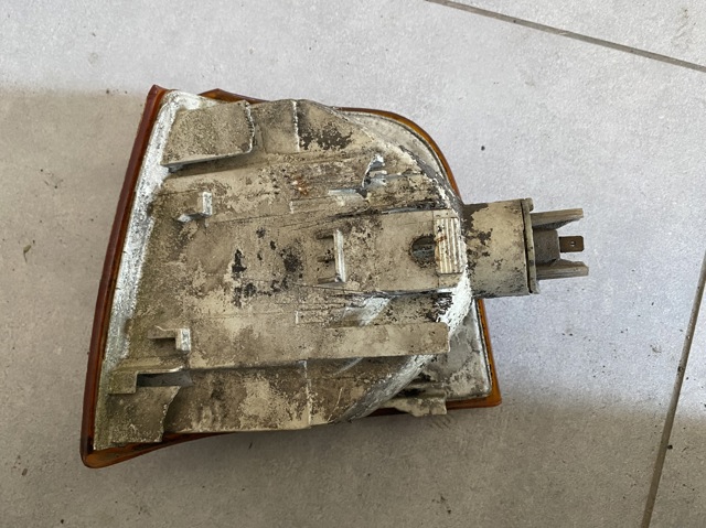 Поворотник правый 1305232025 BOSCH