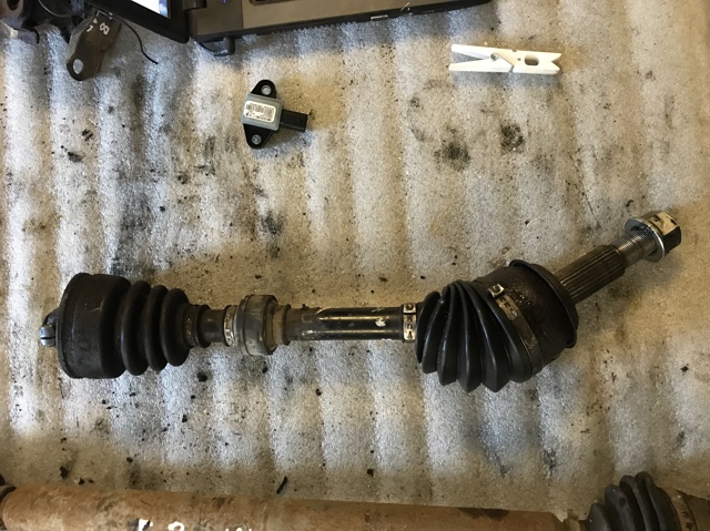 Полуось передняя, правая 391004BA0C NISSAN