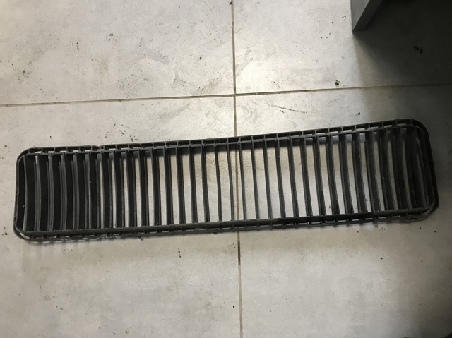 Центральная решетка переднего бампера 3U0853677 VAG