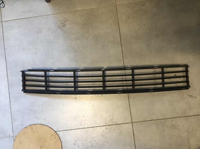 Решетка бампера переднего центральная 7M0854687A VAG