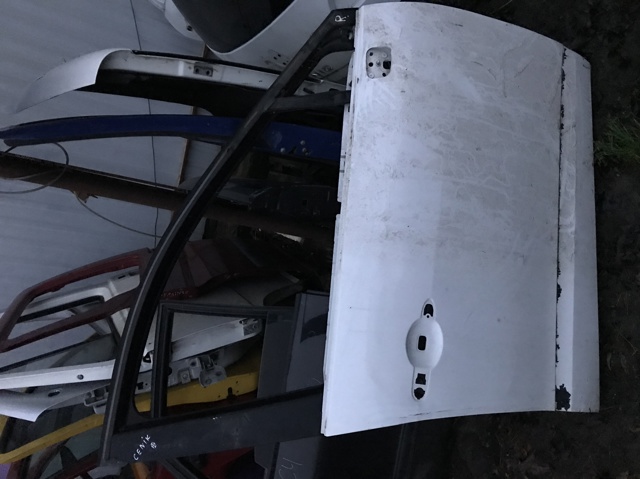 Пассажирская передняя дверь 801008349R RENAULT