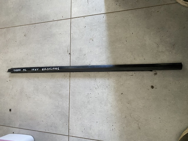 Уплотнитель стекла двери передней левой внешний 822102F001 HYUNDAI