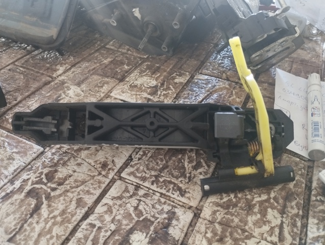 Держатель наружной ручки двери, задней левой 8284163J10 SUZUKI